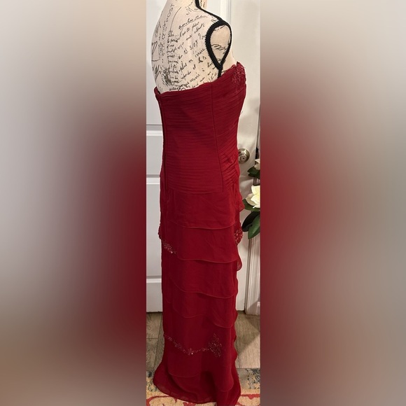 👗Elegant Burgundy Chiffon Layered Formal Gown with Silk Lining -👗 - Picture 9 of 15